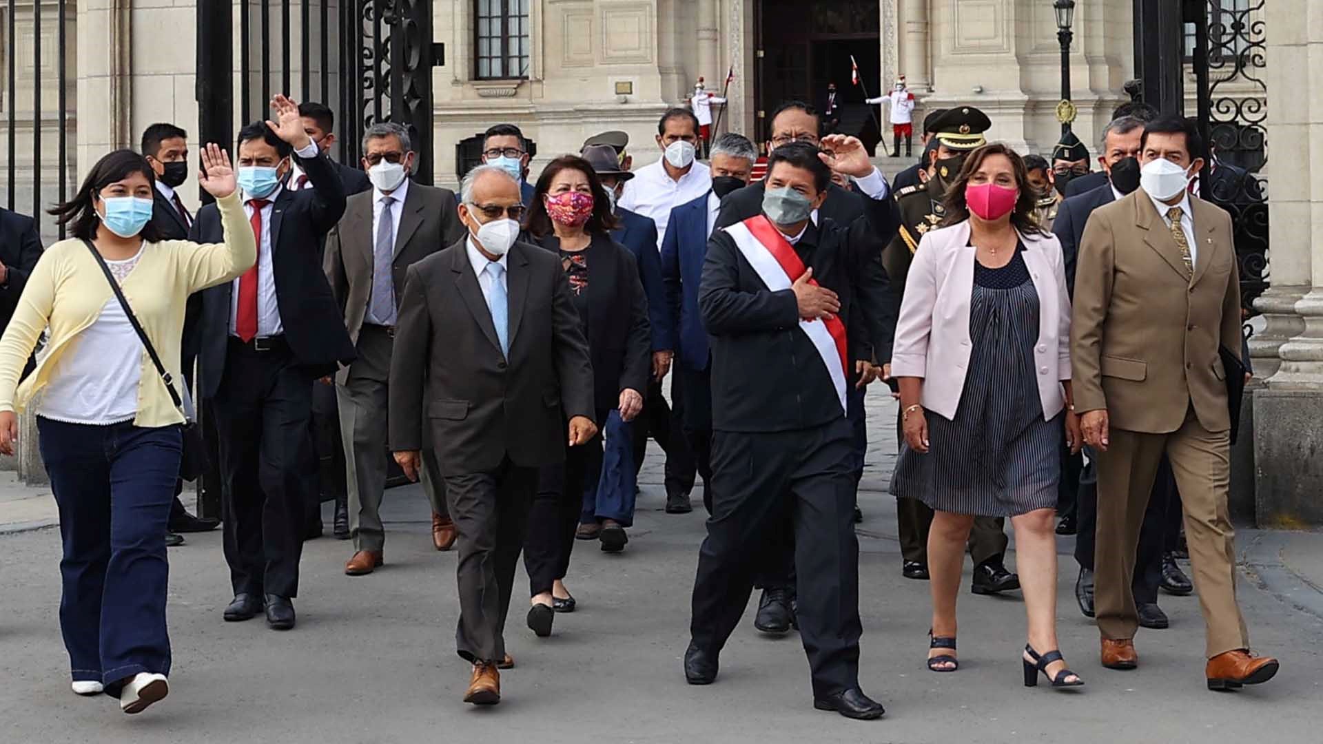 Busca la paz, pero amenaza con la guerra