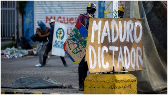 Manifestante con una pancarta que dice