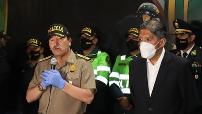 El general de la Policía de Perú, Javier Gallardo, y el exministro de Interior, Avelino Guillén.28/01/2022